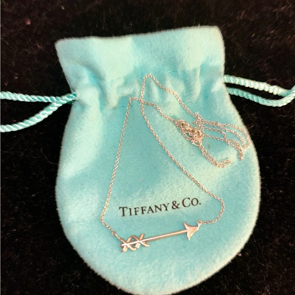 Sold! Tiffany & Co. Silver Arrow Necklace. Hallmarked:
"T & Co. - Picture 3 of 10